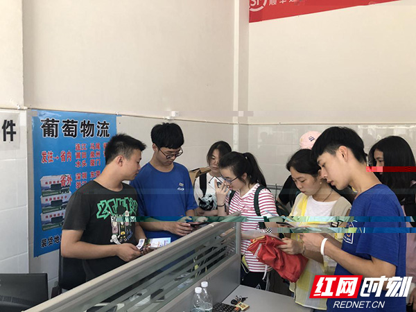 賽岐鎮實踐團成員與物流中心工作人員交流.jpg