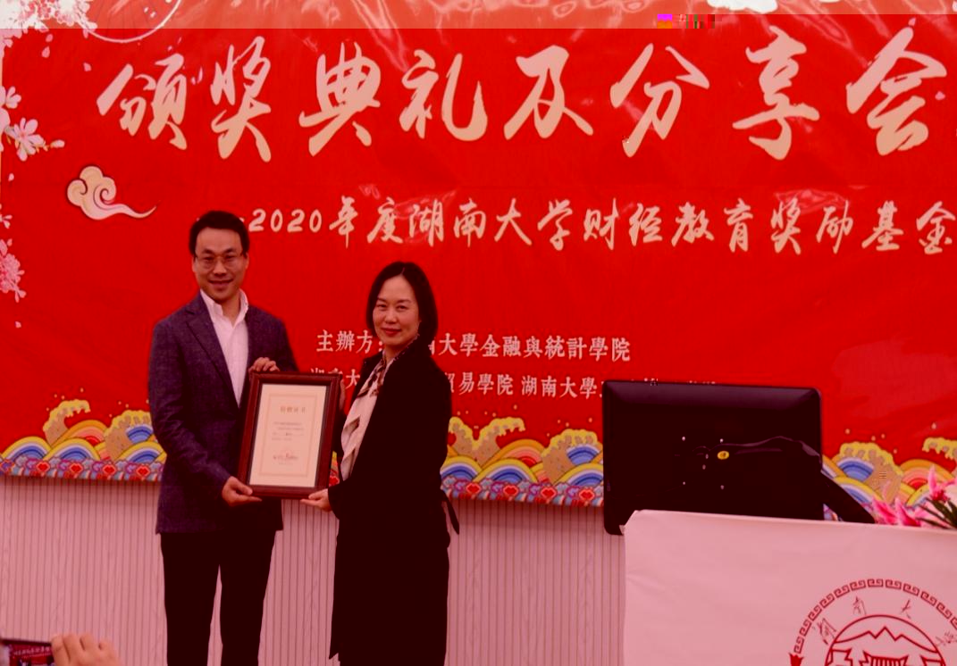 說明: 圖片包含 人, 建築, 女人, 男人描述已自動生成