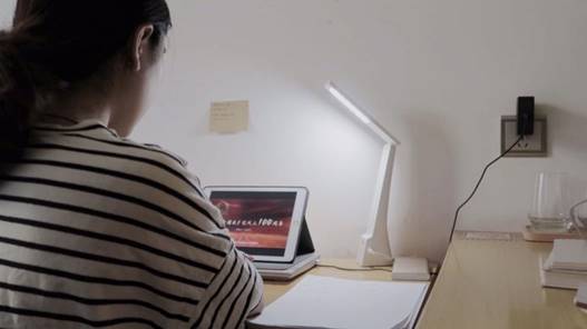 說明: 正式黨員餘囷铖觀看視頻圖片